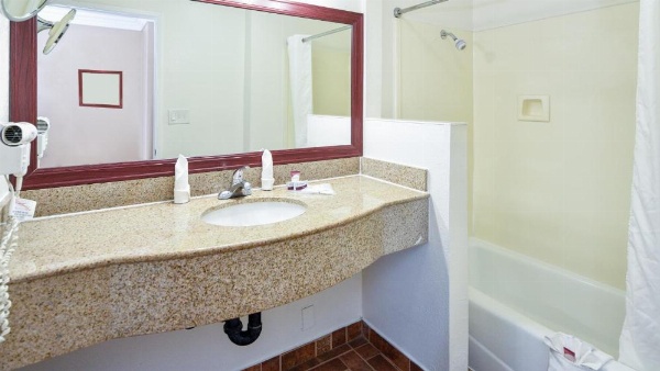 Hollywood Inn Express South image 19