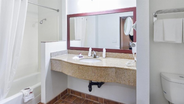 Hollywood Inn Express South image 25