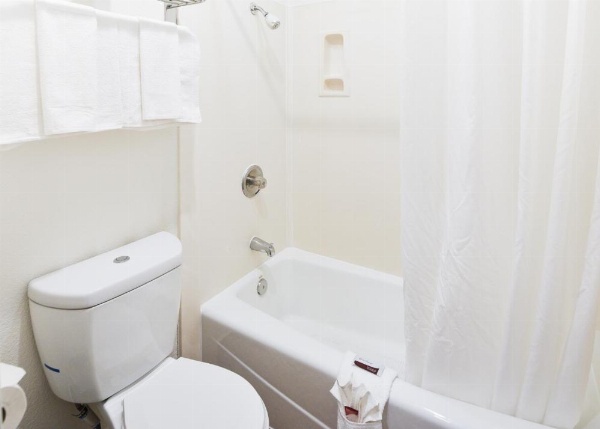 Hollywood Inn Express South image 26