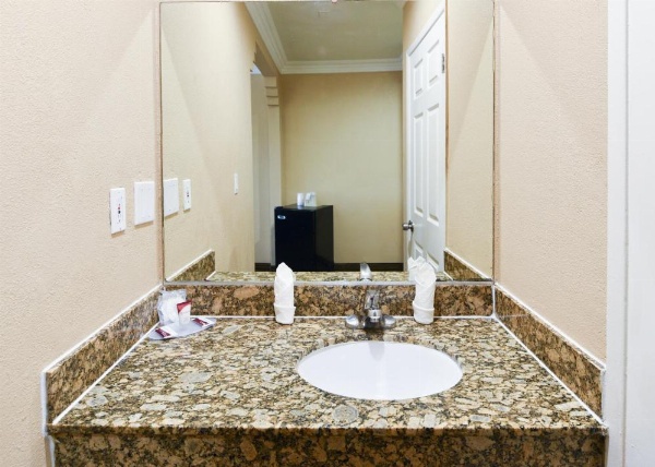 Hollywood Inn Express South image 8